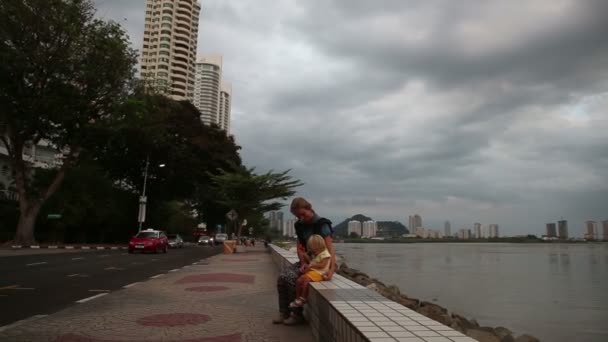 母亲和女儿坐在海上 — 图库视频影像