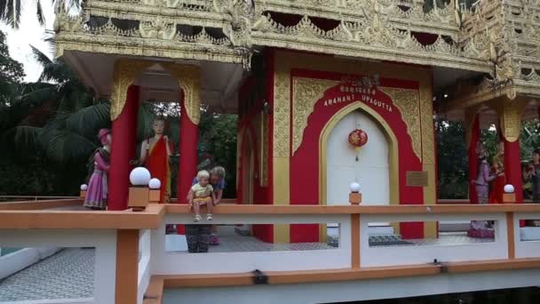 Petite fille dans le temple de Bouddha — Video