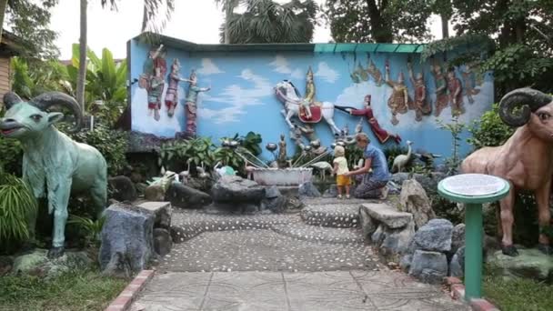 Mère avec enfant dans le temple de Bouddha — Video