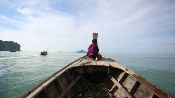 Niño en barco en Tailandia — Vídeo de stock