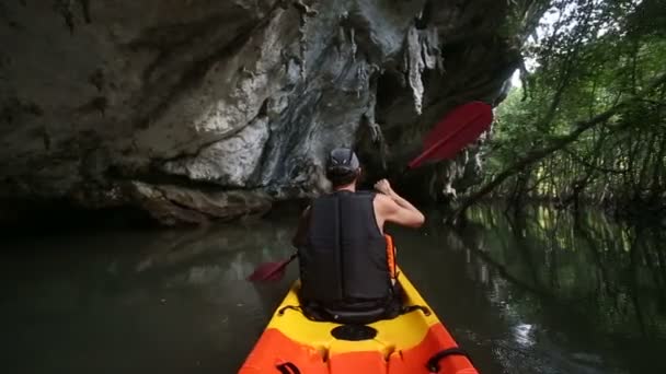 Hombre fuerte remando kayak — Vídeo de stock