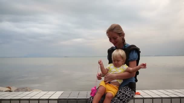 Mother and little girl near sea — Stock Video
