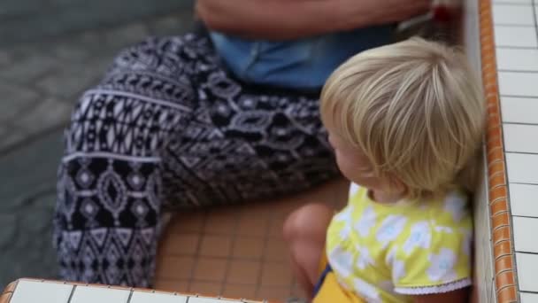 母亲带着女儿在长椅上 — 图库视频影像