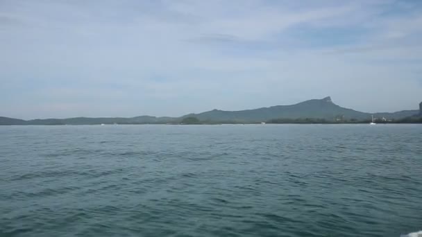 Barco de cauda longa navegando ao longo da ilha — Vídeo de Stock