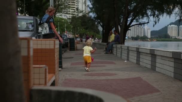 Madre e figlia che camminano lungo il mare — Video Stock