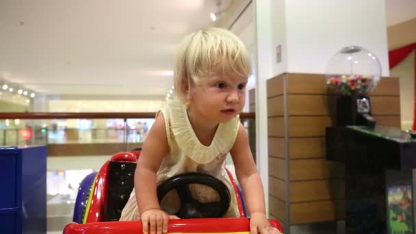 Menina no carro de brinquedo — Vídeo de Stock