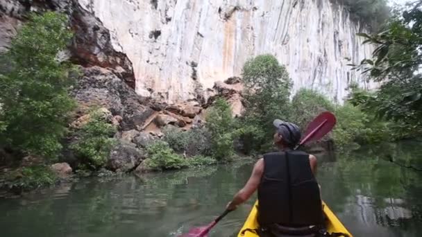 Uomo canottaggio kayak nel fiume — Video Stock