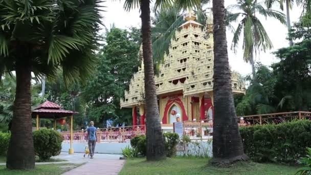 Moeder en kleine dochter op Buddha temple — Stockvideo