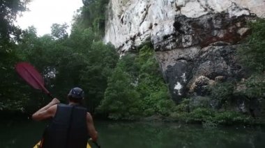 Güçlü yaşlı adam kürek Kayık