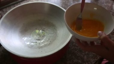 Kadın boşaltma cirpilmis yumurta