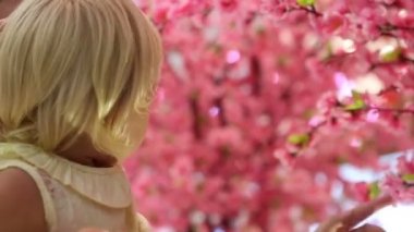 Dokunmadan pembe sakura çiçekler çocuk