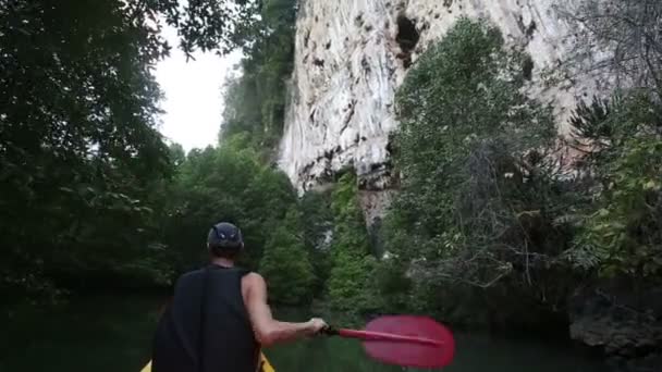 Hombre mayor fuerte remo kayak — Vídeos de Stock