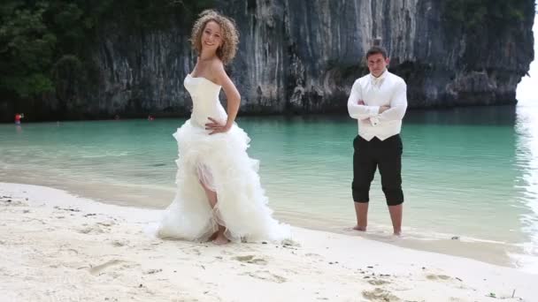 Bruid en bruidegom op tropisch strand — Stockvideo