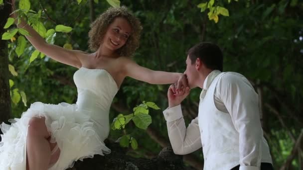 Жених целует руку невесты блондинки — стоковое видео
