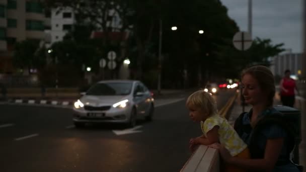 Daughter and mother sitting  near road — Stock Video