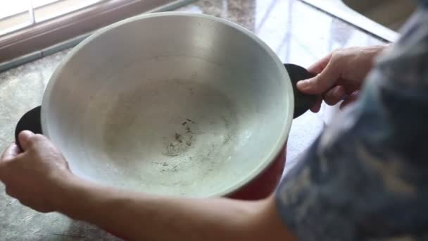 Man  with clean frying pan — Stock Video