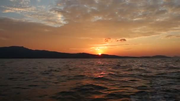 Zonsopgang boven de bergen en zee — Stockvideo