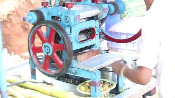 Производство тростникового сока с помощью машины — стоковое видео