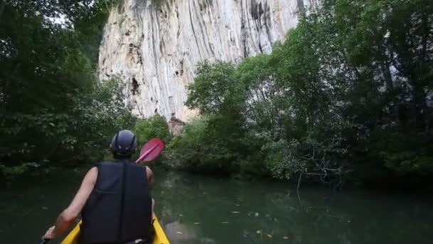 L'uomo forte va alla deriva in kayak — Video Stock