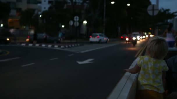 Lánya és anyja ült az út mellett — Stock videók