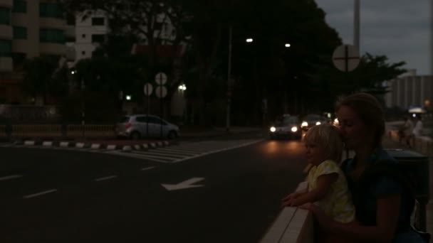 Κόρη και μητέρα κάθεται κοντά δρόμο — Αρχείο Βίντεο