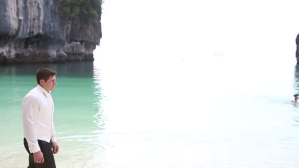 Novio en la playa tropical — Vídeo de stock