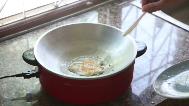 Frying  eggs on pan — Stock Video