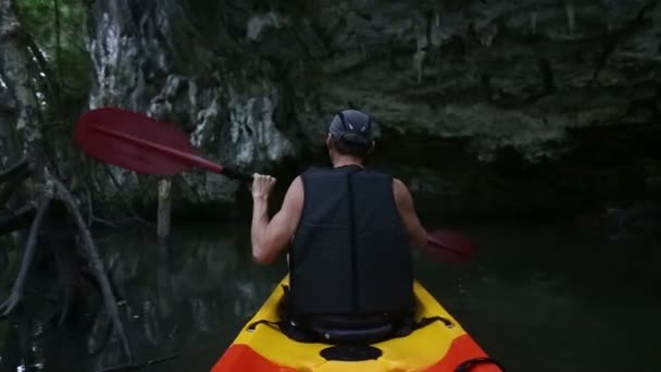 Uomo canottaggio kayak — Video Stock