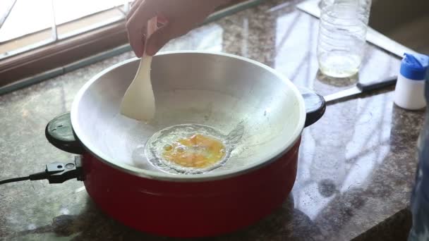 Frying  eggs on pan — Stock Video