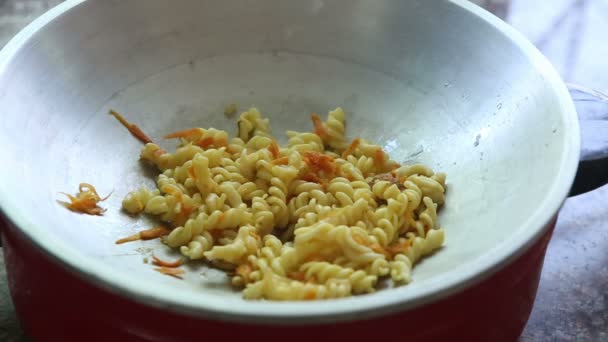 Man fry en roer macaroni — Stockvideo