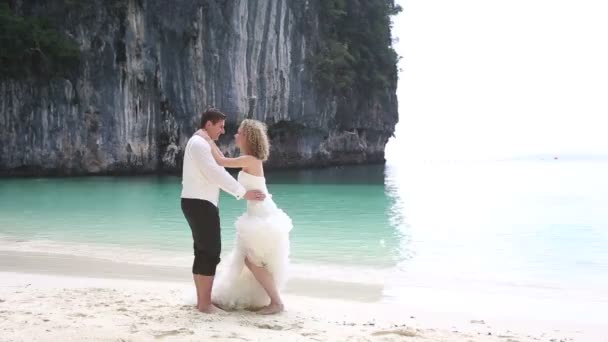 Novia y novio en la playa tropical — Vídeos de Stock