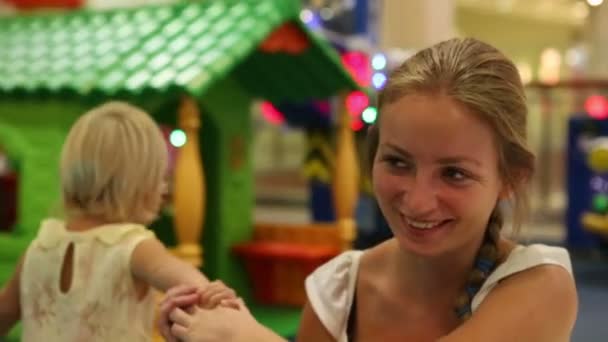 Kleines Kind mit Mutter im Spielzeughaus — Stockvideo