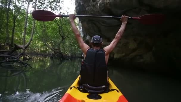 Strong man drifts in kayak — Stock Video