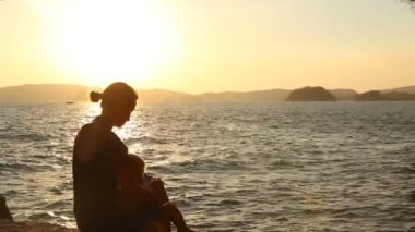 Anne ve kızı deniz