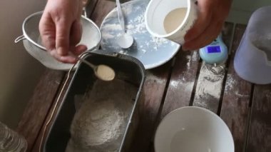 Kadın Maya un içine koydu.