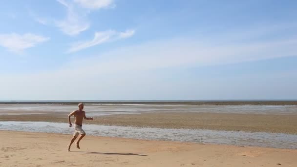 Old man running on beach — Stock Video