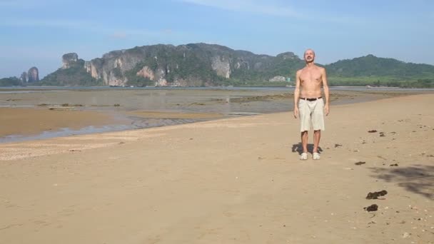 Viejo en la playa tropical — Vídeo de stock