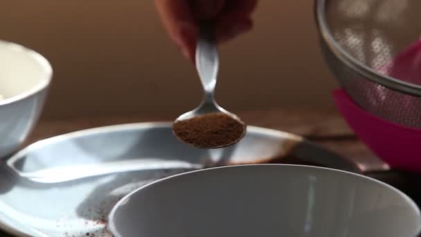 Жінка кладе порошок солоду в тарілку — стокове відео
