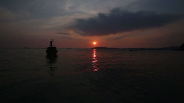 Barco de cauda longa em ondas ao pôr do sol — Vídeo de Stock