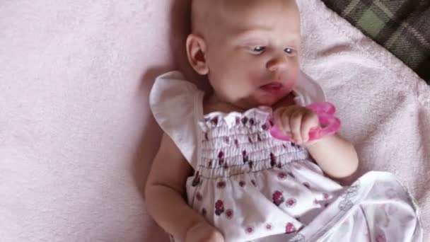 Meisje van de baby liggend op deken — Stockvideo