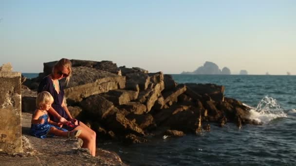 Madre e hija en el mar — Vídeo de stock