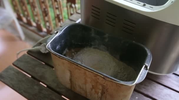 Mujer está horneando pan — Vídeos de Stock