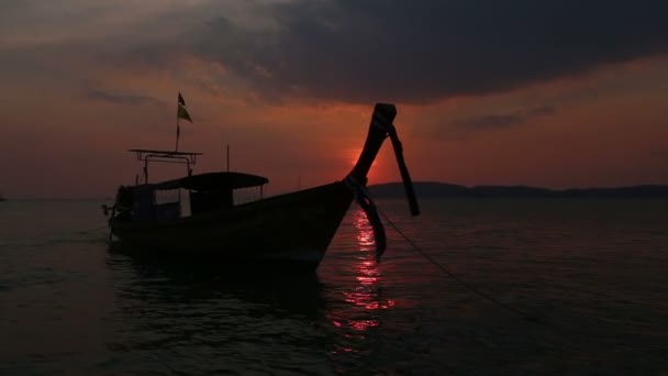 Longtail łodzi na fale o zachodzie słońca — Wideo stockowe