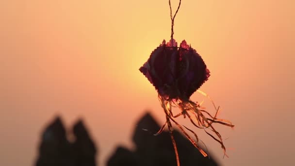 Lanterna indiana ao pôr-do-sol — Vídeo de Stock