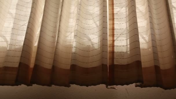 rideaux de fenêtre au coucher du soleil 