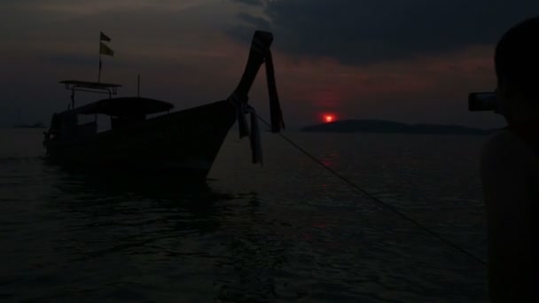 Guy prendre une photo du bateau à queue longue — Video