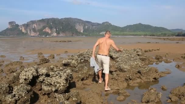 Old man  walking on beach — Stock Video