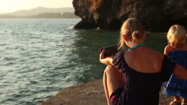Äiti ja tytär tekevät selfie — kuvapankkivideo