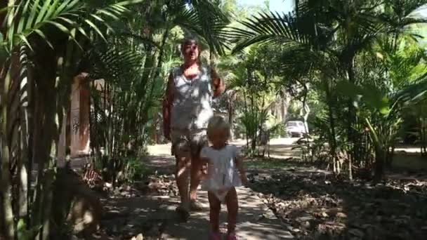 어린 소녀와 함께 산책 하는 할머니 — 비디오