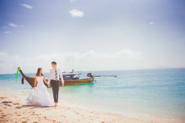 Gelin ve damat tropikal plaj